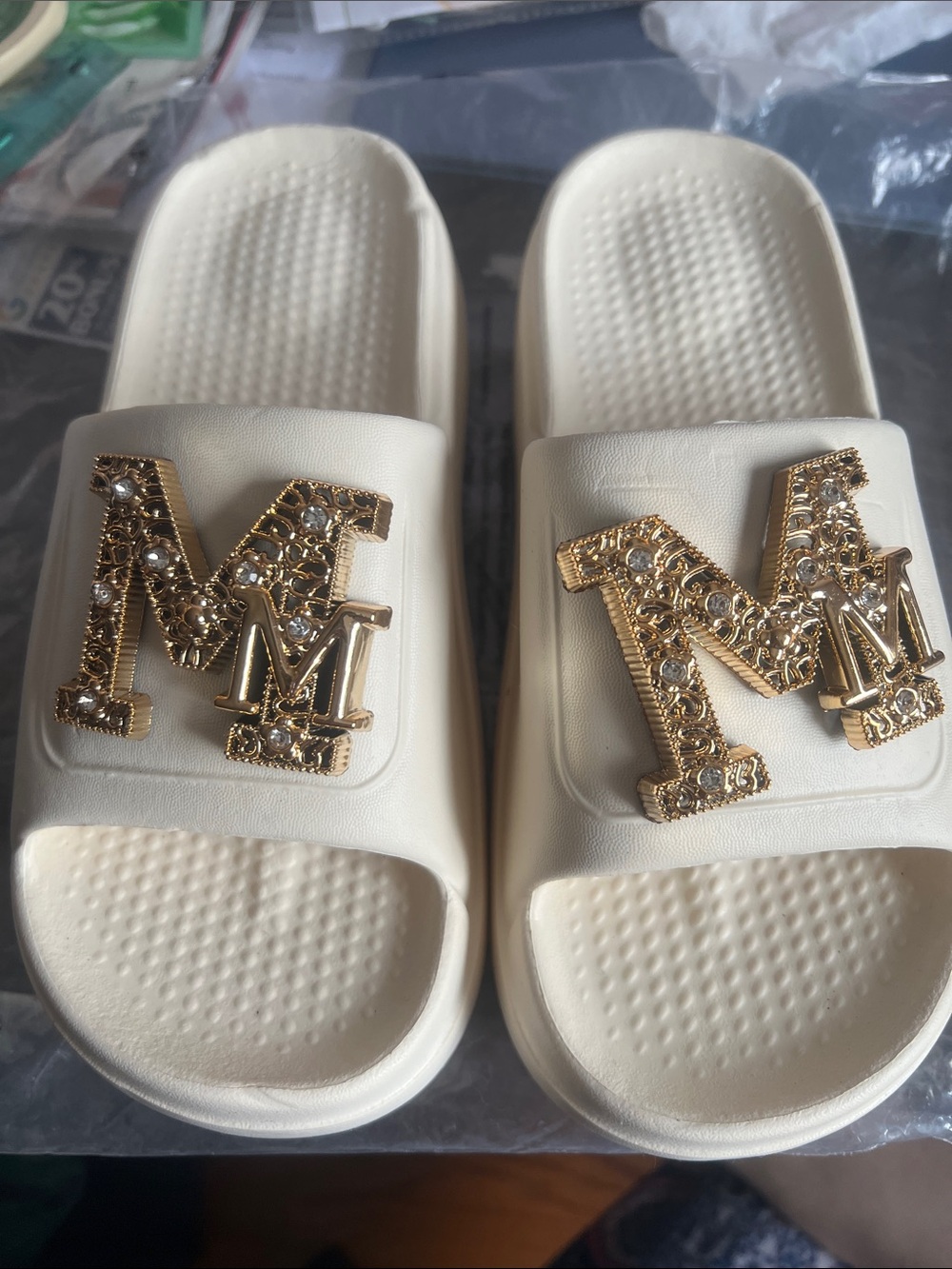 NWOT Chic Cream Slides - Picture 5 of 5